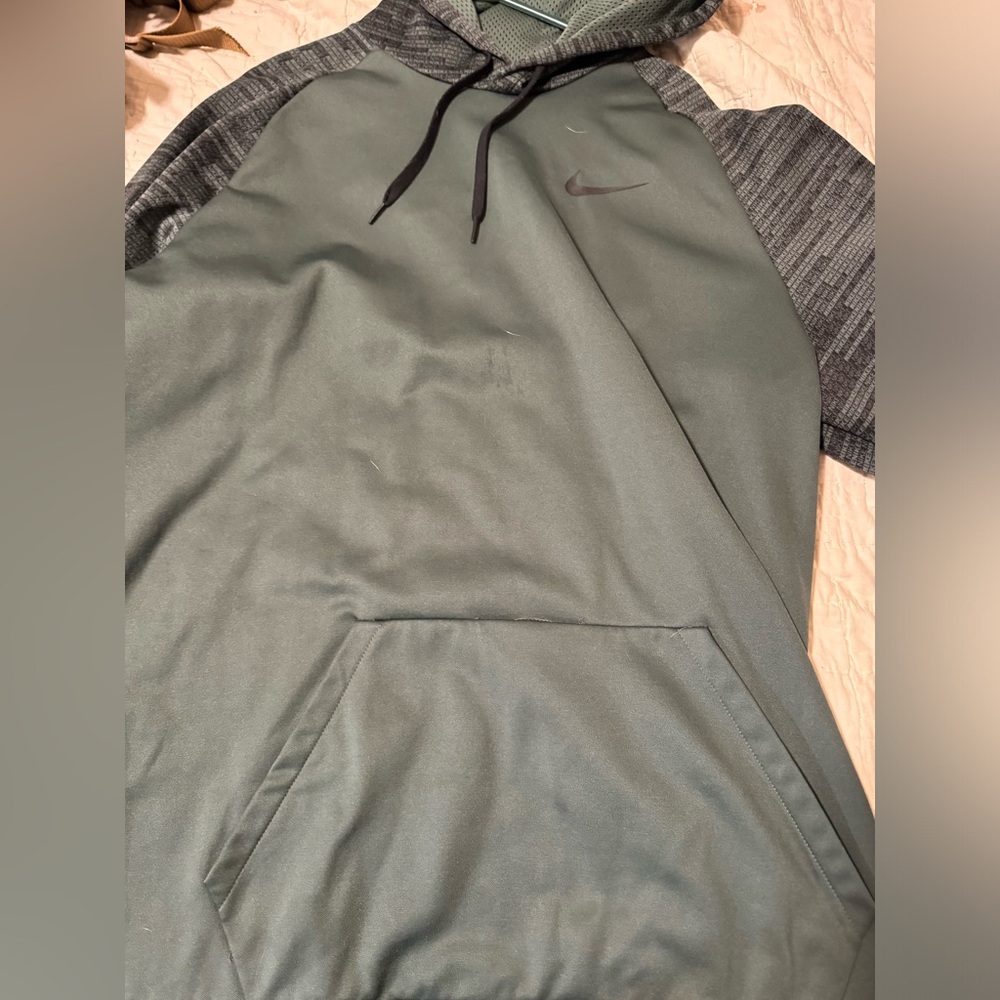 Nike men’s drift hoodie. Has a tear on the pocket. What you see is what you get.
